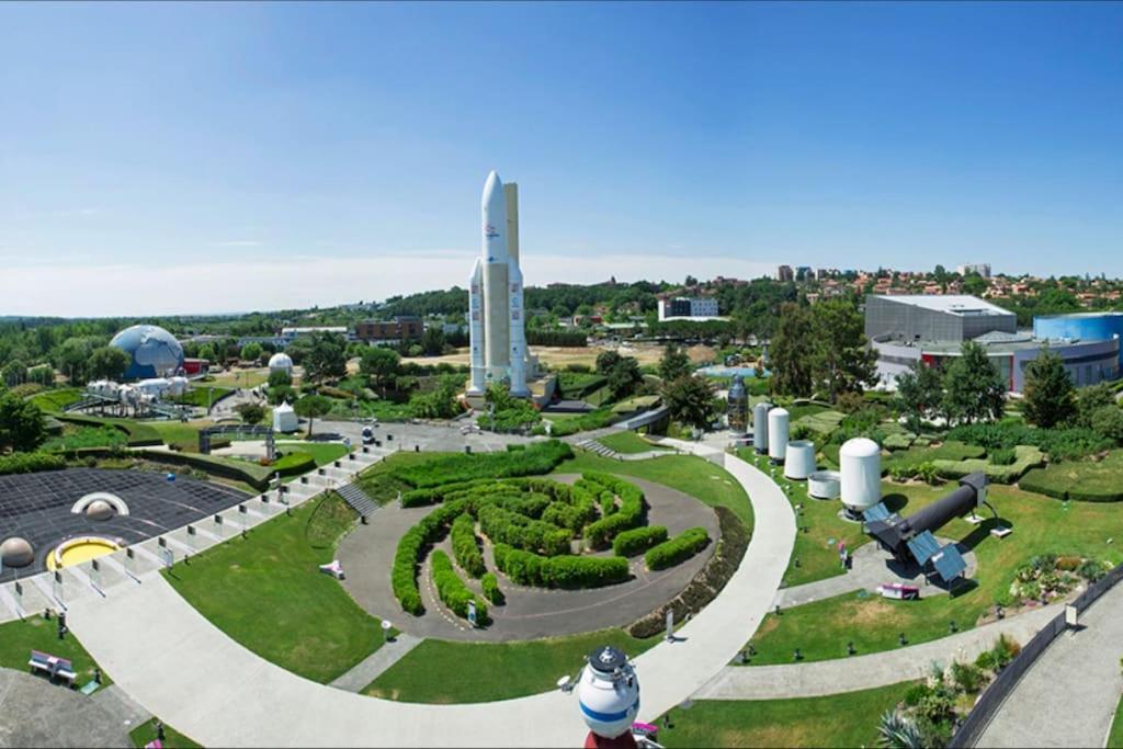 Отель Le Central - Chambre Privative Avec Salon Et Terrasse Privee Тулуза Экстерьер фото